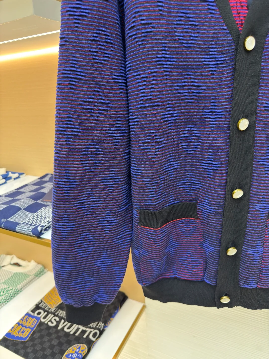 LOUIS VUITTON grating effect jacquard knitted jacket ●Authentic product: Purchased and developed for 12999 ●Item number: 1680041-B00 ●Fabric: Customized yarn fabric ●Technology: Knitted ●Version: Loose version ●Weight: about 750g ●Size: S-M-L-XL ●Description: 25ss new cotton knitted cardigan dip-dyed in elegant tones, full-width Monogram The jacquard pattern incorporates gradient stripes, creating an eye-catching raster effect that highlights Louis Vuitton's exquisite craftsmanship. Deep trims extend the college style, and pearlescent buttons add a dandy touch. The overall wiring is straight and delicate, the fabric is comfortable and soft, and the color is consistent without color difference. It can be matched with the same style to create a fashionable look and control various occasions. Customized accessories, complete with three standards, same style for men and women!